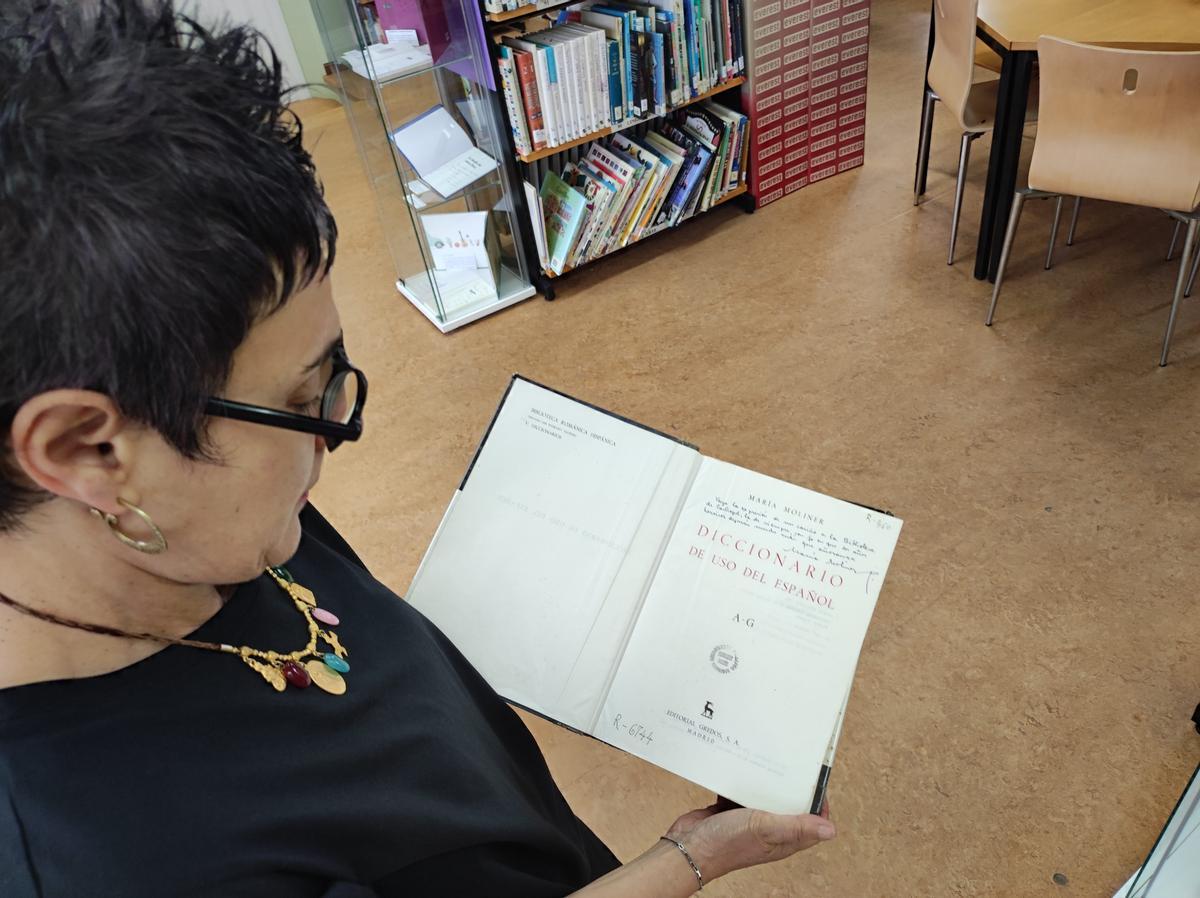 Manuela Busto, en una imagen de archivo, mostrando el libro dedicado por María Moliner.