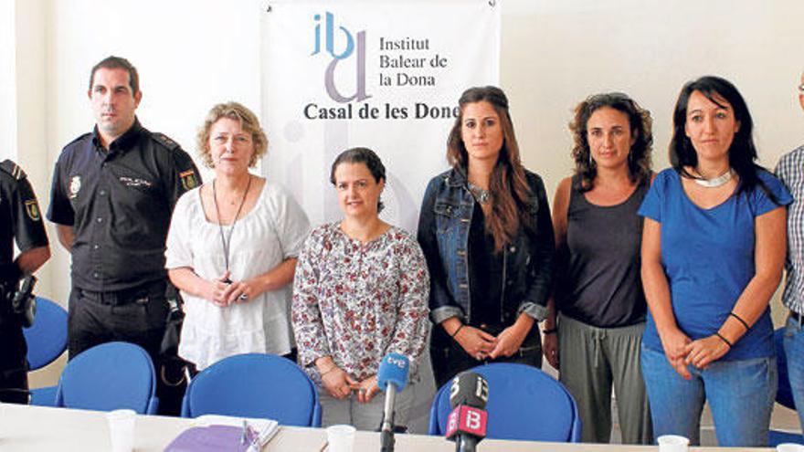 Isabel Llinàs (centro) y el resto de representantes de las entidades del grupo de estudio.