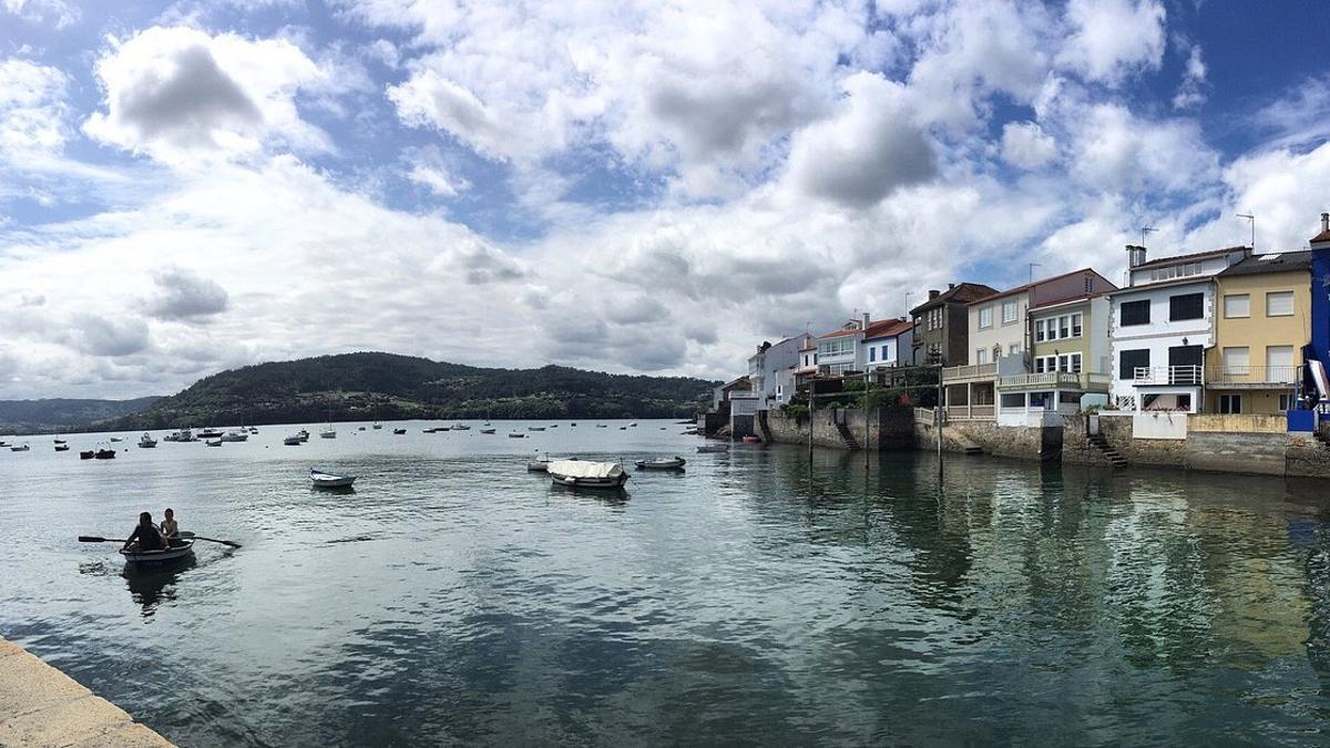 Este pueblo pintoresco de A Coruña destaca por sus casas indianas y su cultura marinera tradicional
