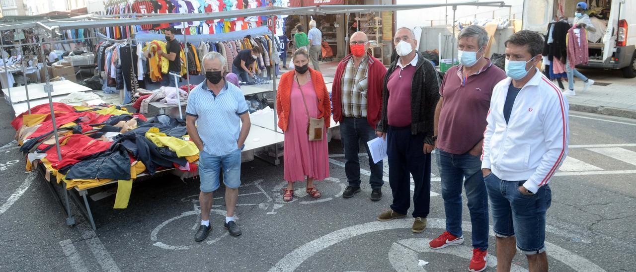 Vendedores ambulantes de la calle Alexandre Bóveda, el martes en el mercadillo.