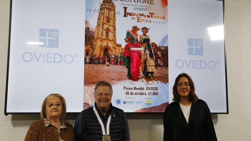 Por la izquierda, Charo Suárez, Miguel Ángel de Dios y Covadonga Díaz, ayer, durante la presentación del Concurso de indumentaria de época del Desarme. | FERNANDO RODRÍGUEZ