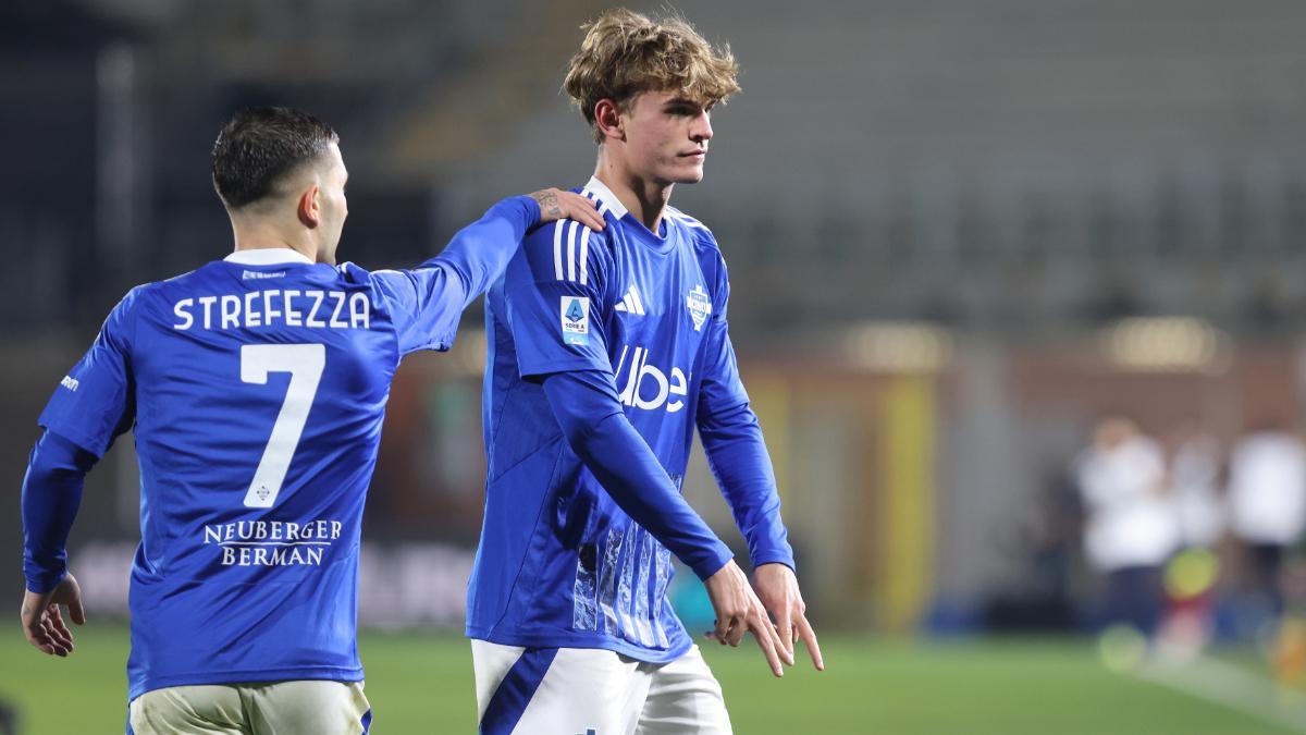 Nico Paz celebra su gol contra el Lecce (2-0)