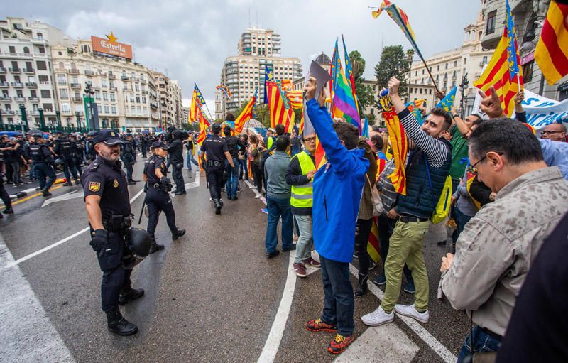 9 d'Octubre: Tensión en las manifestaciones en el centro de València