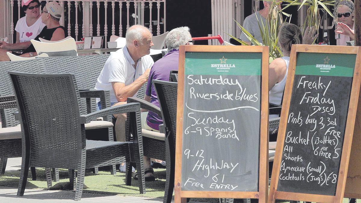 Carteles en inglés en una terraza de la urbanización Camposol, en Mazarrón, frecuentada por británicos.