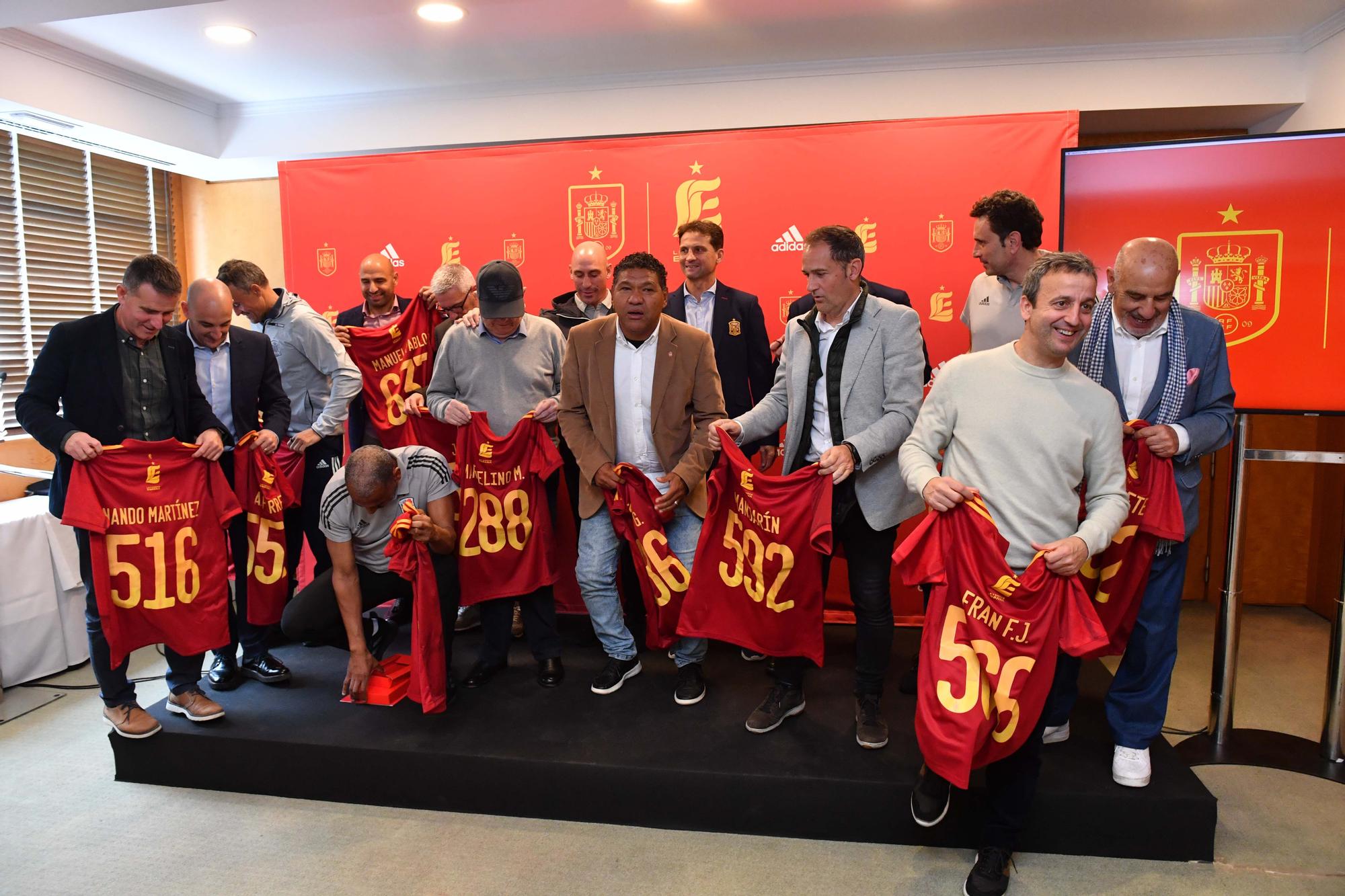 Reencuentro en A Coruña entre antiguos y actuales jugadores de la selección española de fútbol