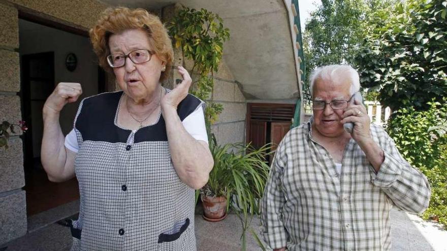 Marcelina Carrera, hermana de la víctima, y su marido, Manuel Riveiro, en su casa de Gondomar. // M. G. Brea