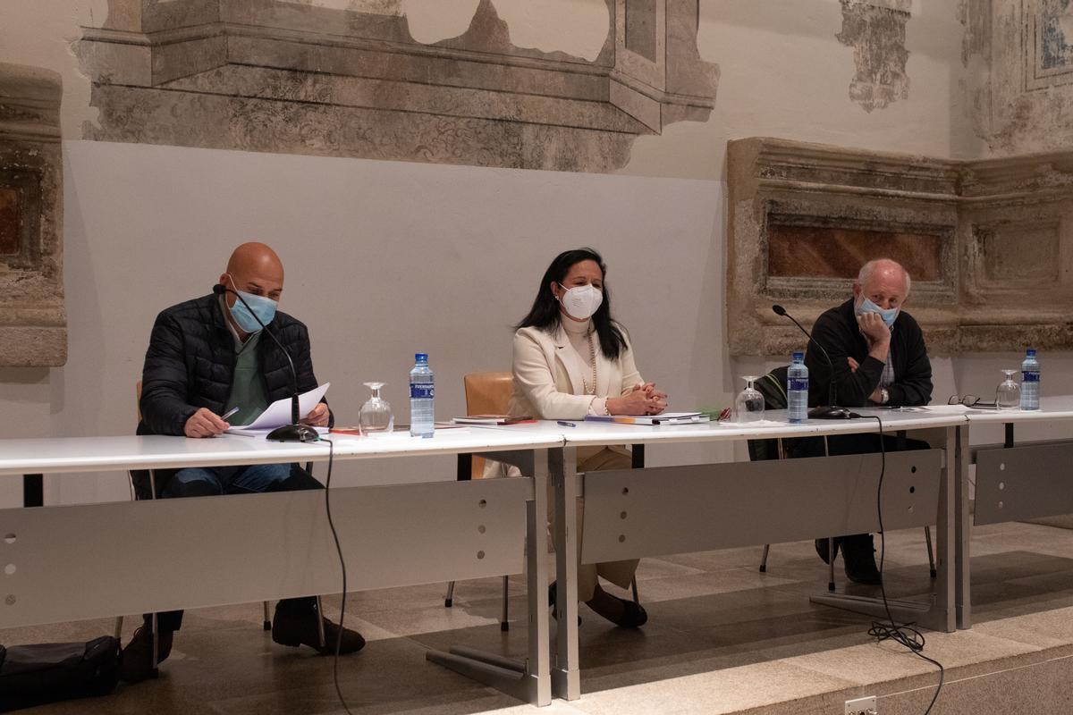 Acto de presentación de las dos últimas obras de Carmen Seisdedos en la biblioteca.
