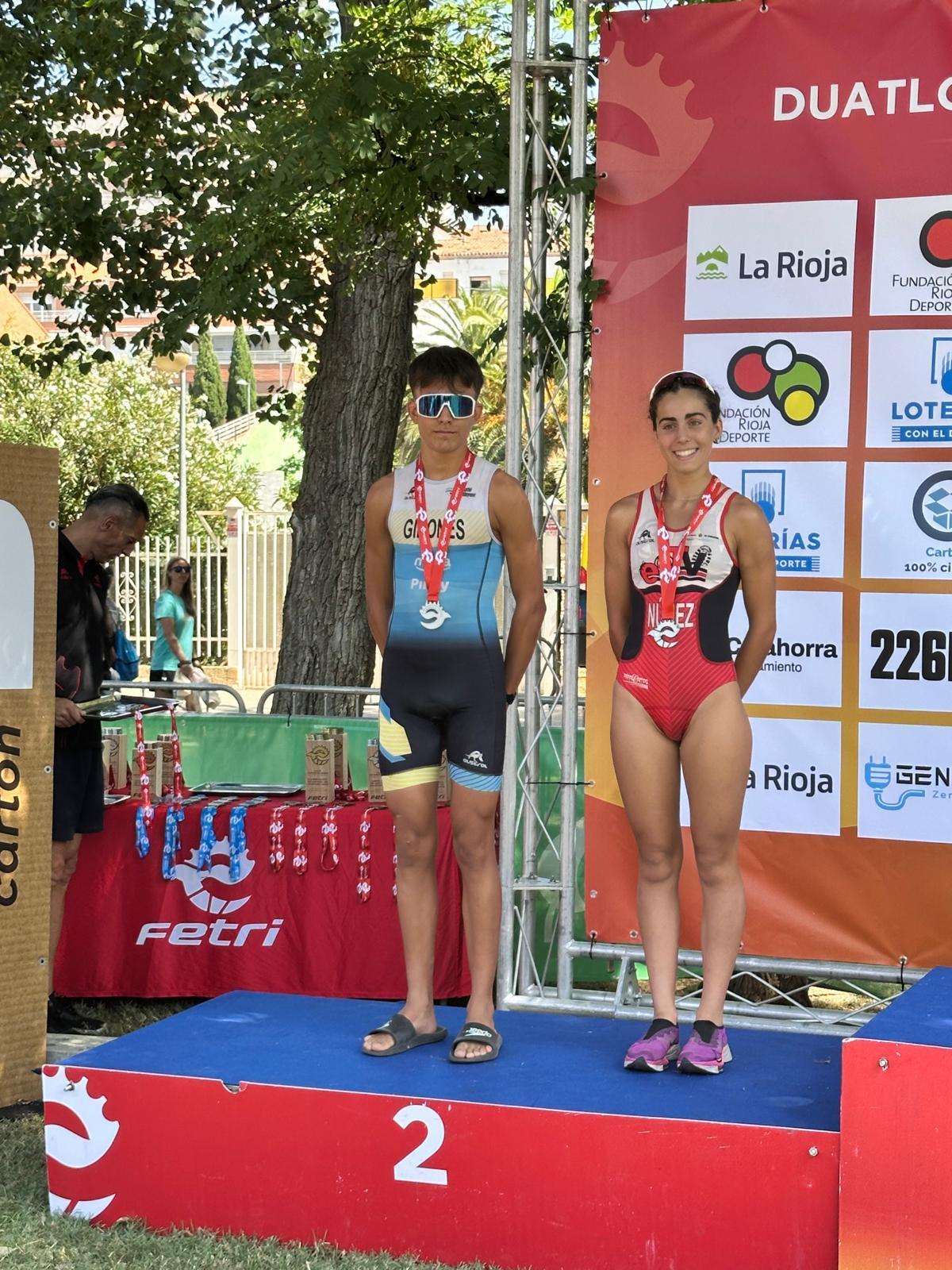 El triatleta ontinyentí Jaume Gironés con la medalla de plata en el Campeonato de España.