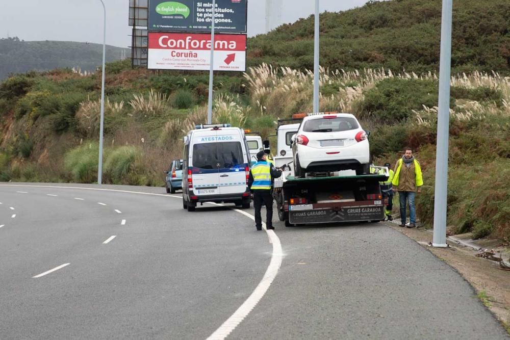 El vehículo volcó sobre la calzada tras el impacto. Un equipo de Atestados investiga las causas del siniestro.