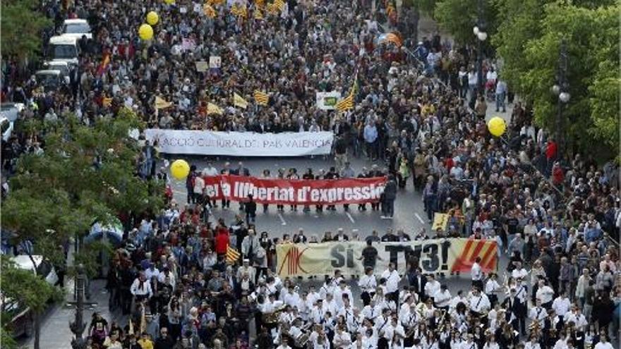 Marea humana en defensa de TV3