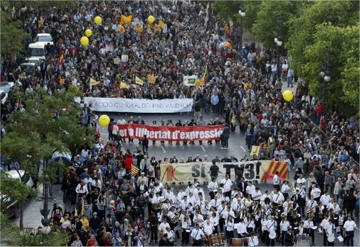 Marea humana en defensa de TV3