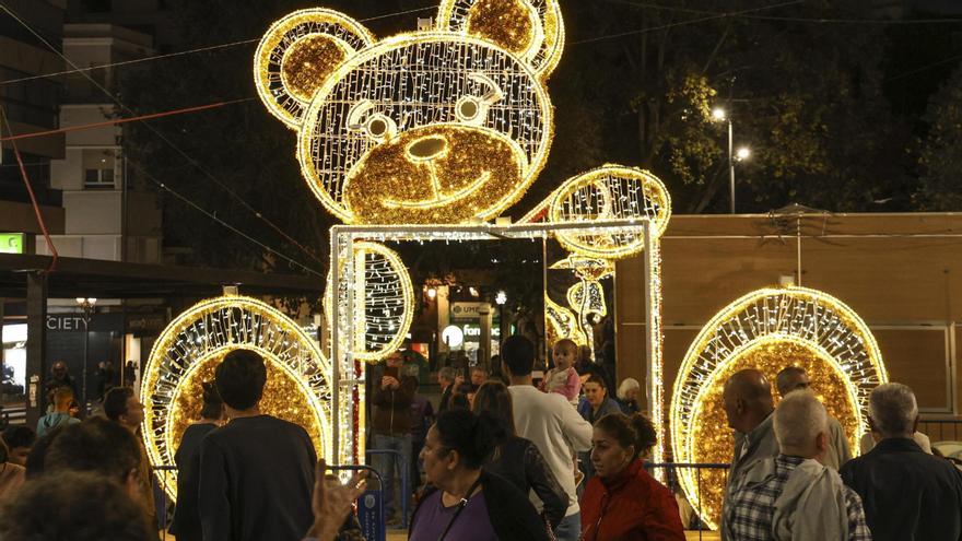 El oso gigante, una de las principales novedades de las luces de Navidad de Alicante este 2023
