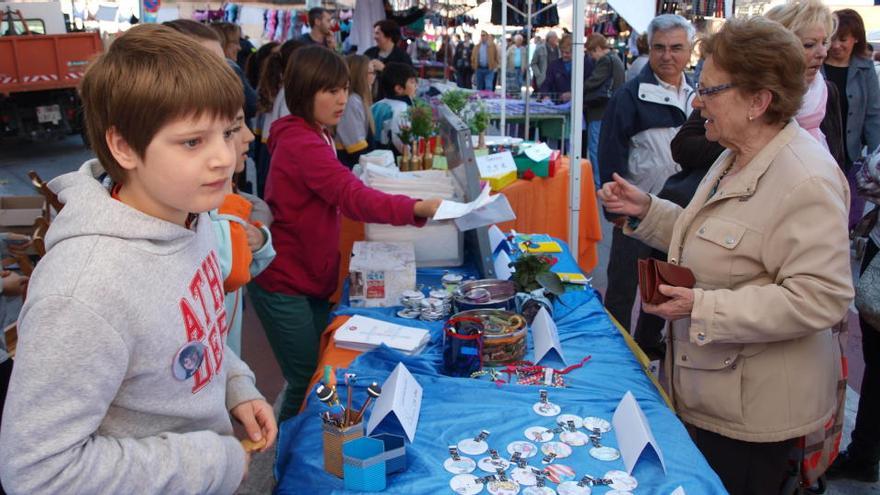 Alumnes de tres escoles de Manresa venen els seus productes al Mercat de la Font