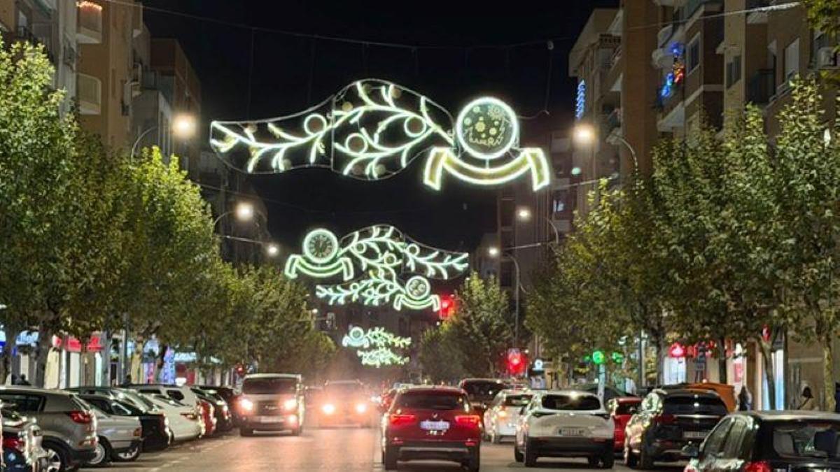Iluminación navideña en la avenida Ricardo Carapeto de Badajoz.
