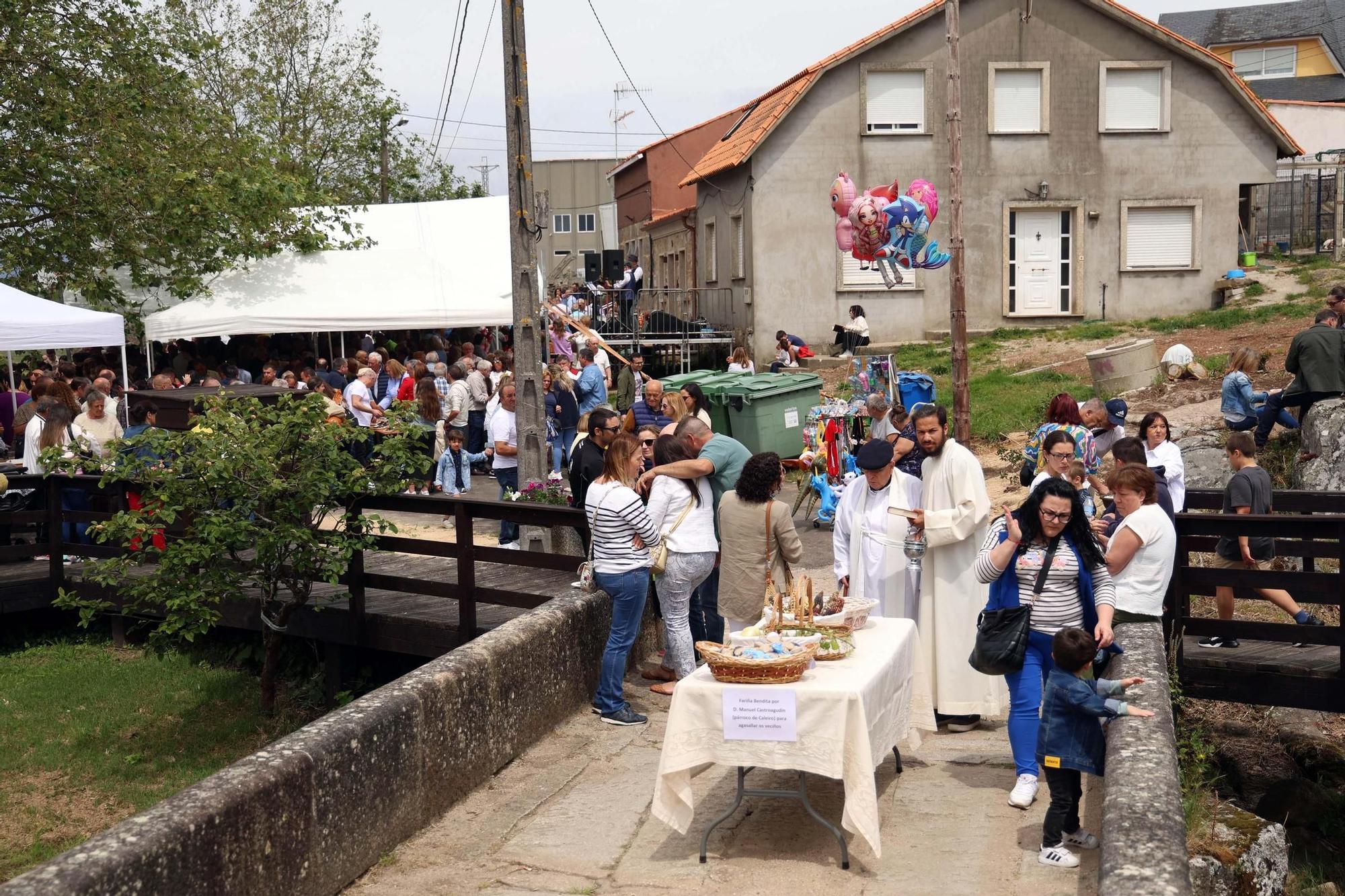 Participantes en la concurrida y ya consolidada fiesta de los molinos de Currás, en Vilanova.