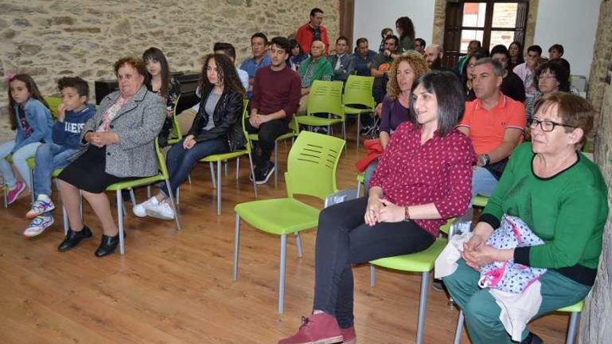 Asistentes a la presentación del libro de poesía.