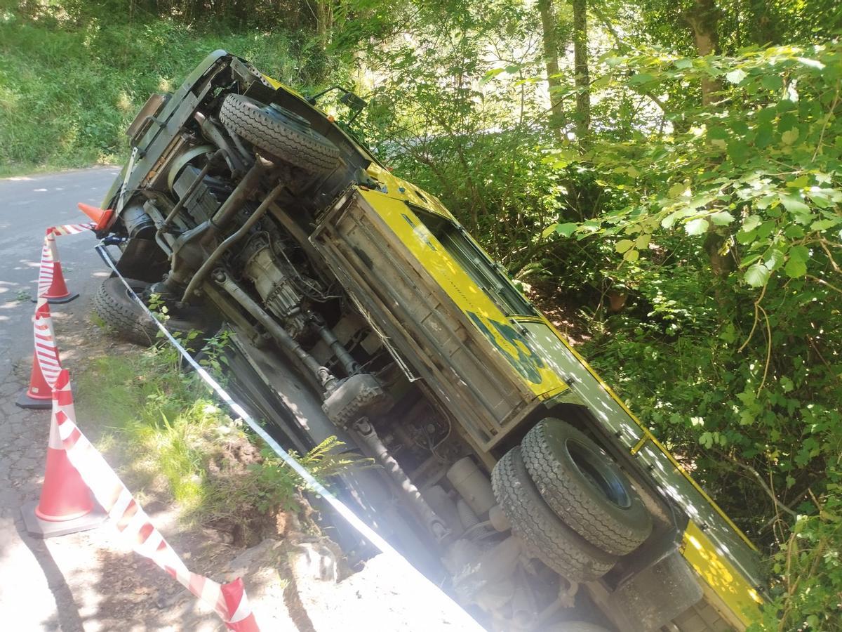 En imágenes, el camión de Bomberos de Asturias volcado en la carretera AS-311, enGrado
