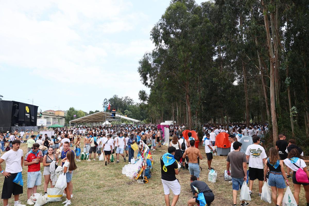 Miles de romeros toman el prao Salcéu en Pravia para celebrar el Xiringüelu Miles de romeros toman el prao Salcéu en Pravia para celebrar el Xiringüelu