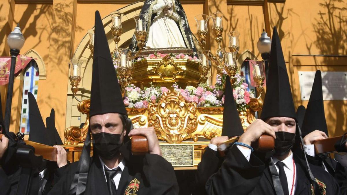 Cristo yace en silencio por las calles de la ciudad con la promesa de la Resurrección