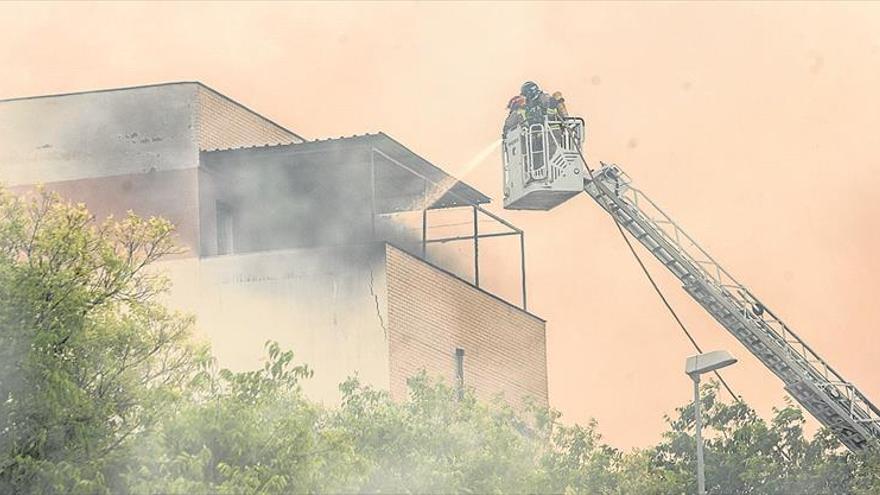 El fuego en un cañaveral afecta a un bloque de pisos de Badajoz