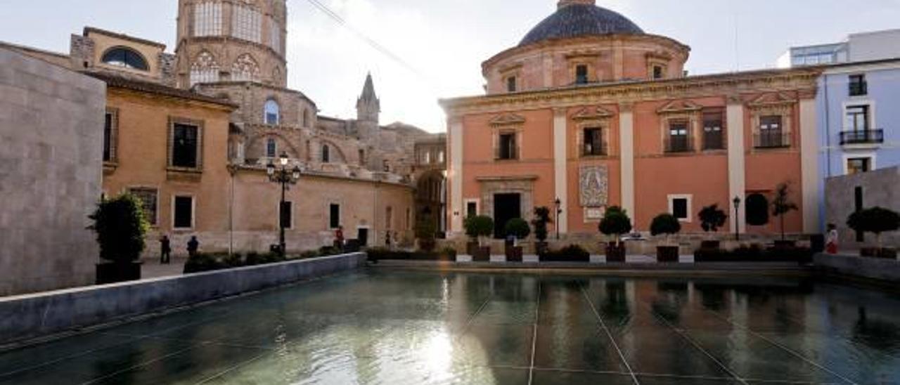 La fachada gótica del ábside de la catedral con el muro que el Cabildo quiere derribar, desde la plaza de la Almoina.