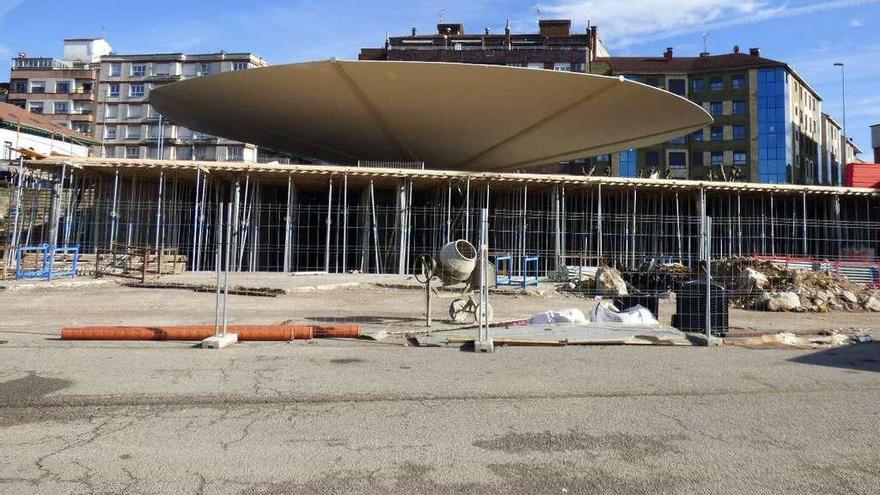 Aspecto de las obras de la futura plaza que albergará debajo la estación de autobuses, con el Paraguas al fondo.