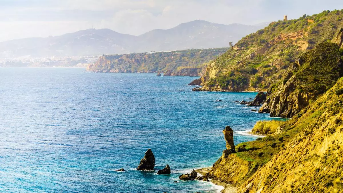La playa más increíble de Andalucía se convierte en una piscina de agua dulce: tiene unas ruinas con un curioso pasado histórico