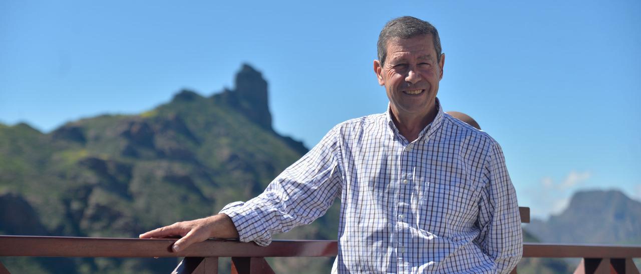 El alcalde de Tejeda, Francisco Perera, ayer en la plaza del mirador.