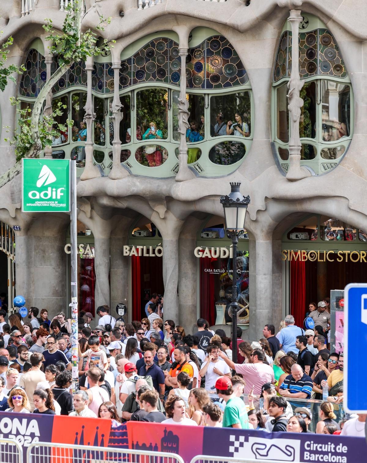 Exhibición F1 Barcelona: El Road Show en el Paseo de Gràcia, en imágenes Exhibición F1 Barcelona: El Road Show en el Paseo de Gràcia, en imágenes