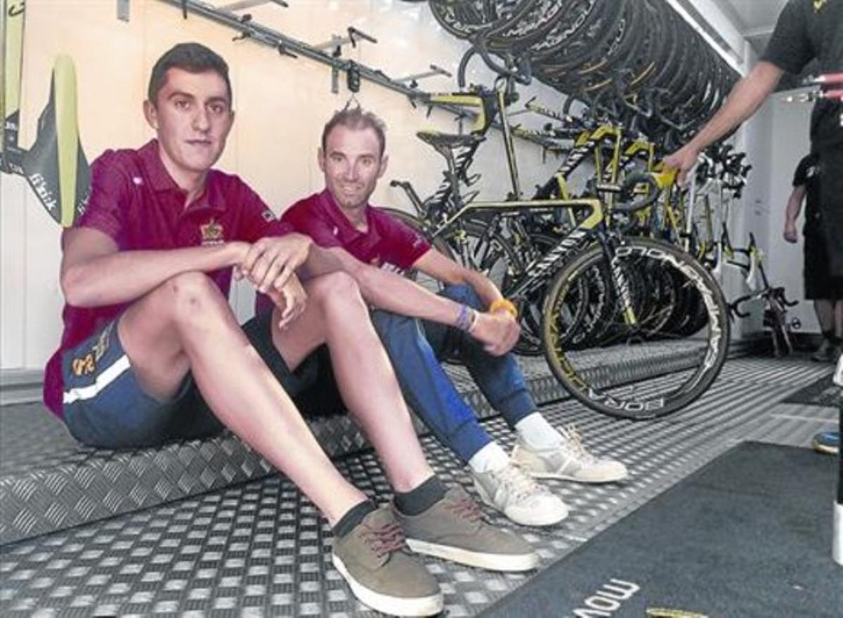 Marc Soler, junto a Alejandro Valverde, en el camión mecánico del Movistar, prestado a la selección española.