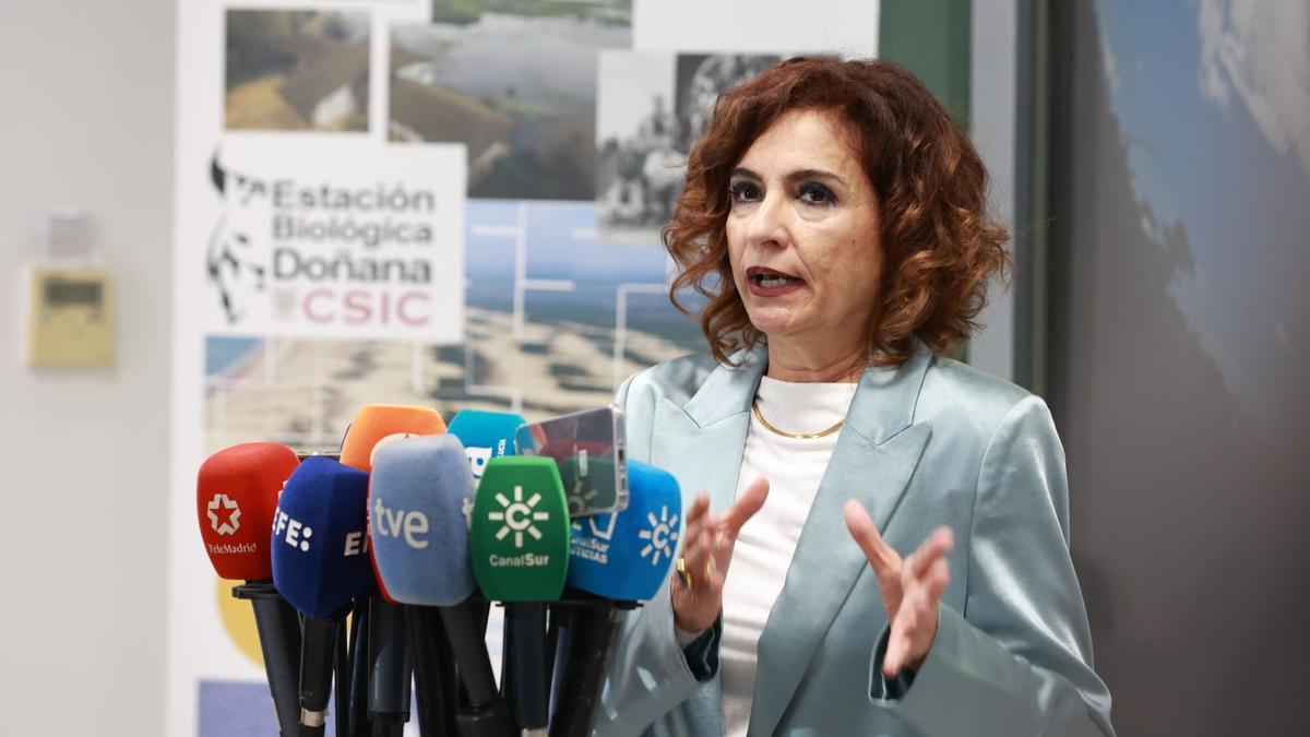 María Jesús Montero durante su visita al CSIC en Sevilla