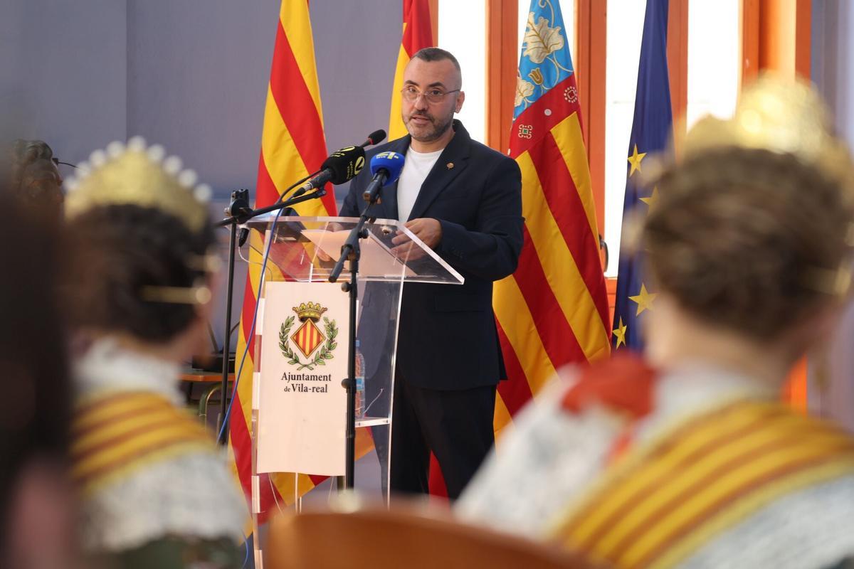12/05/2026. VILA-REAL. En el Gran Casino, presentación del llibret de las fiestas de Sant Pasqual. Fotos variadas del acto, de la reina y las festeras ojeando el programa, etc.