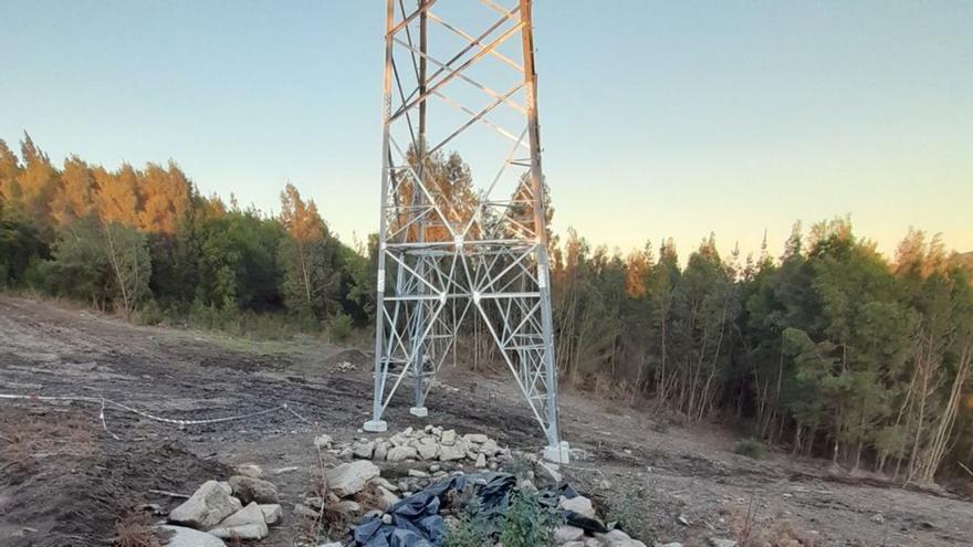 Denuncian la instalación de una torreta eléctrica sobre la muralla de Castro Valente