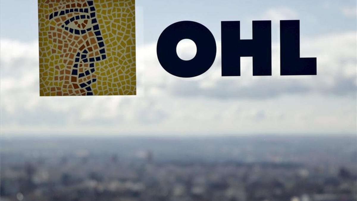 Logo de OHL en la sede de la firma en Madrid.