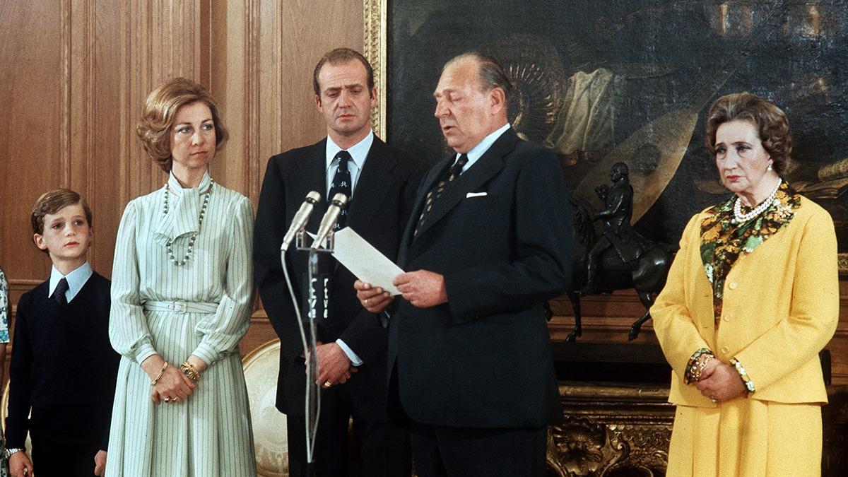 Juan de Borbón, el día que leyó la renuncia a sus derechos dinásticos en presencia de Felipe, Sofía, Juan Carlos y María de las Mercedes.