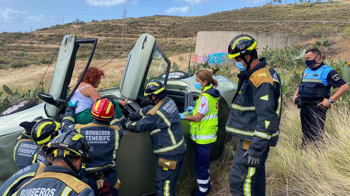 Policías locales, bomberos y sanitarios durante el rescate.