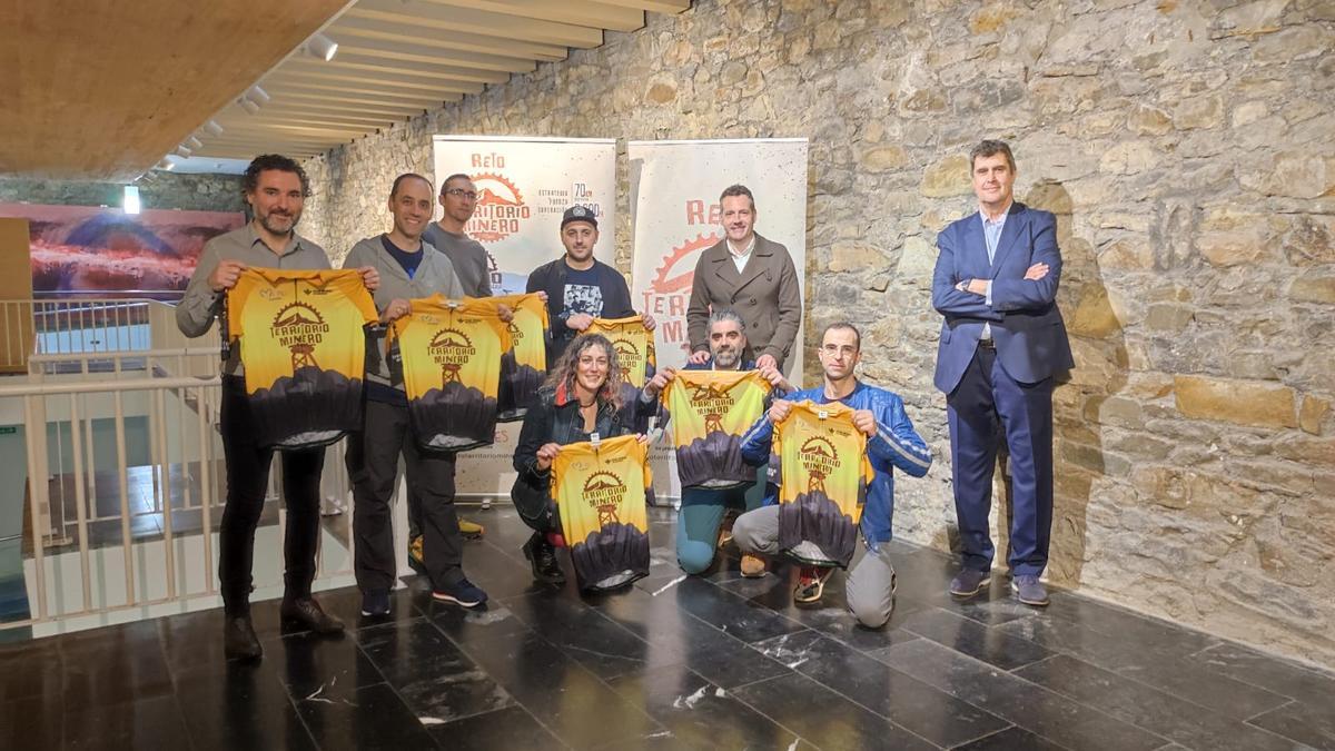 La entrega de maillots a los primeros en terminar el reto.