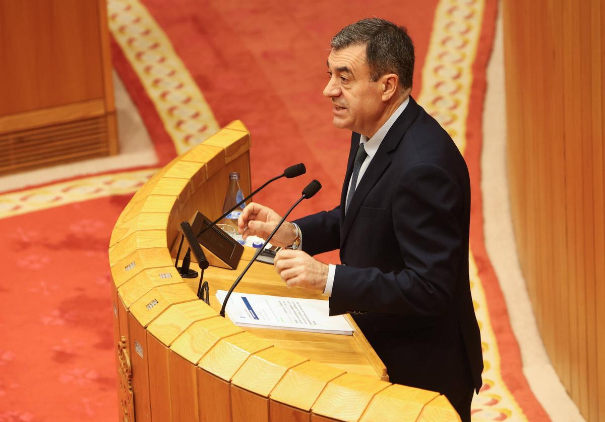 Román Rodríguez, este martes, durante su comparecencia ante el Pleno del Parlamento gallego.