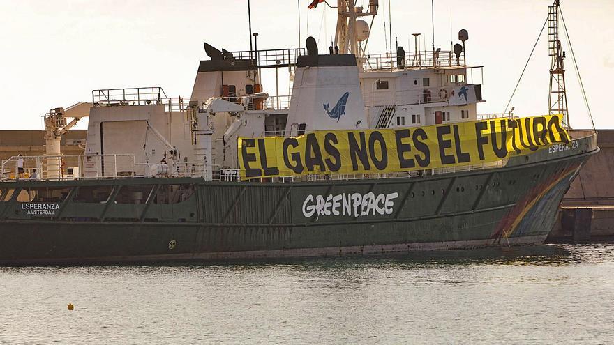 El mayor barco de Greenpeace se queda retenido en Sagunt - Levante-EMV
