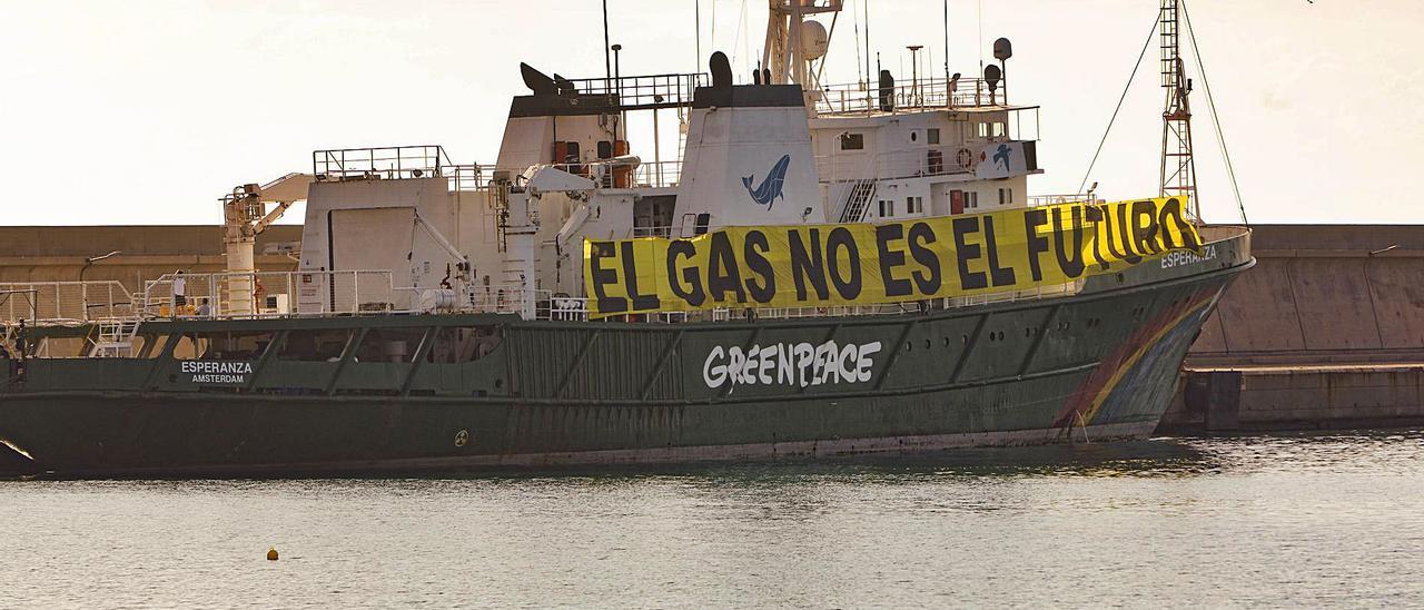 El barco, atracado en el puerto de Sagunt ayer, después de ser remolcado al cortarle las anclas la Guardia Civil por no paralizar su protesta.  | DANIEL TORTAJADA