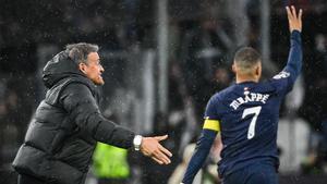 Luis Enrique y Mbappé durante el Marsella-PSG en que el entrenador ordenó el cambio del delantero.