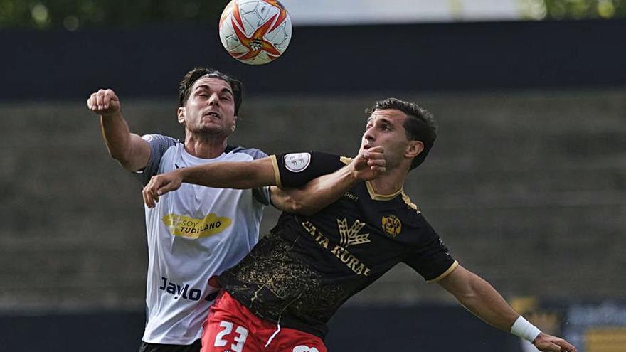 
A la derecha, Mario Losada pugna un balón. | |  ÁREA 11