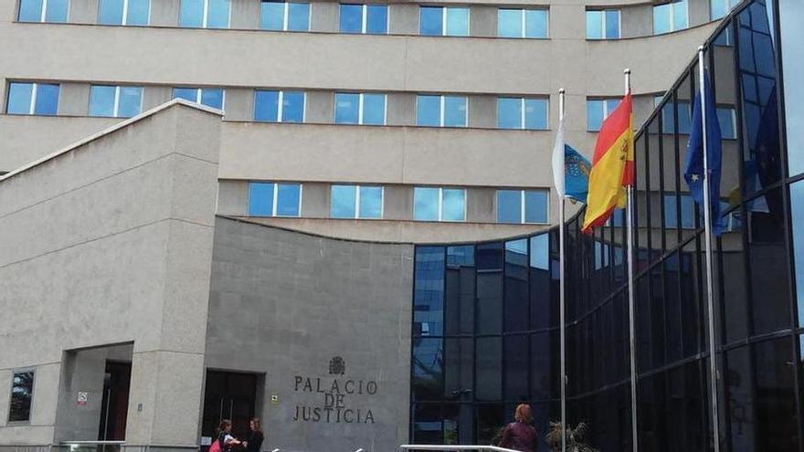 El TSJC multa con 420 eruos a un abogado de Tenerife por citar hasta 48 sentencias falsas sugeridas por IA