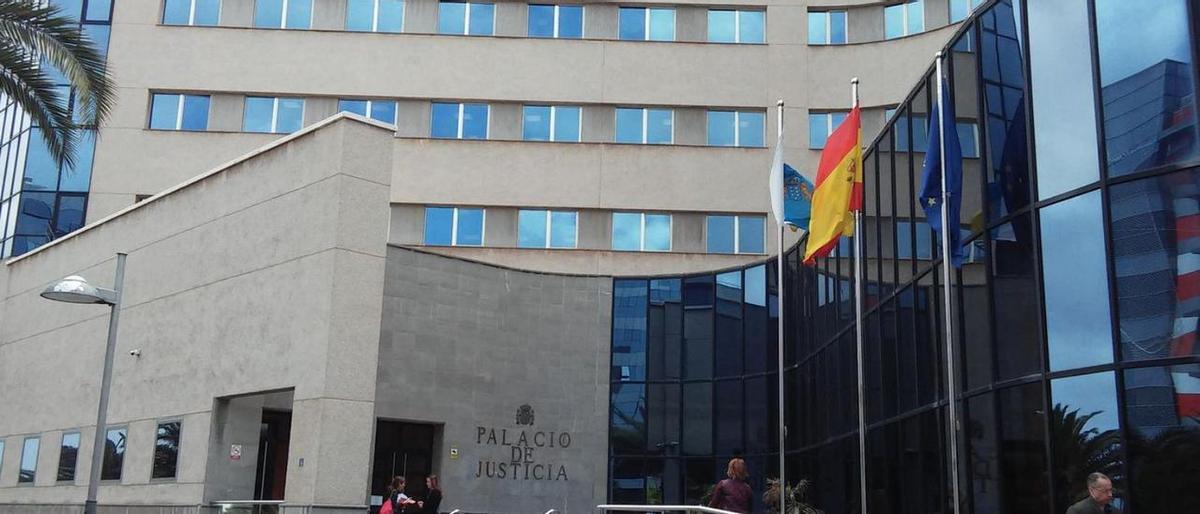 Exterior del Palacio de Justicia de Santa Cruz de Tenerife.