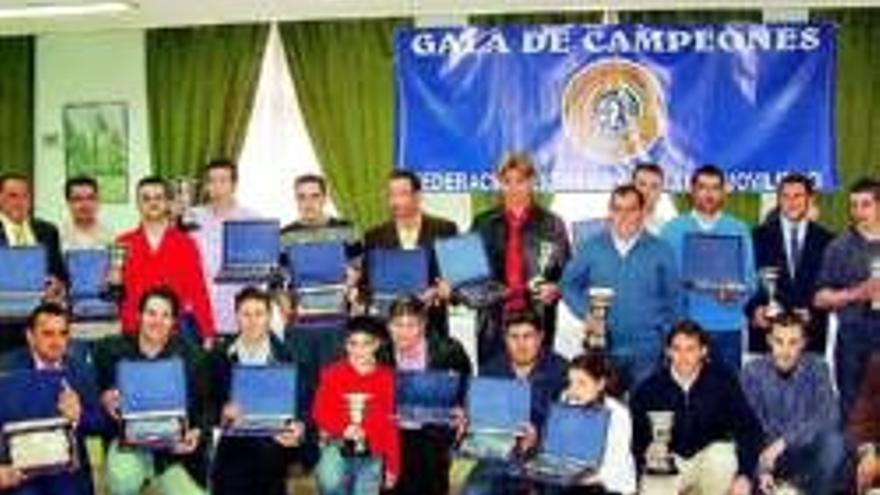 La foto de familia de la gala del automovilismo extremeño