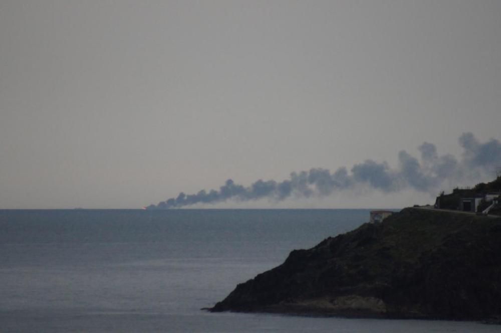 Incendi d'un pesquer al Port de la Selva