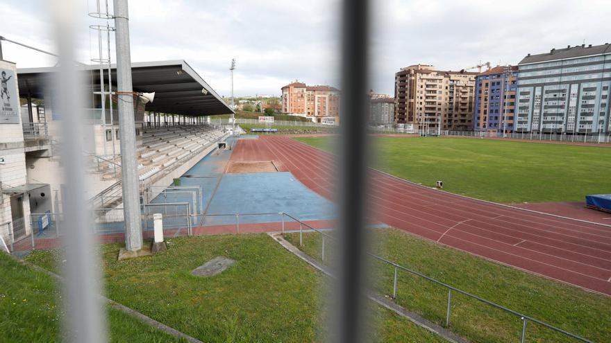 La renovación del pavimento de la pista de atletismo del Estadio &quot;Yago Lamela&quot; cerca de &quot;meta&quot;
