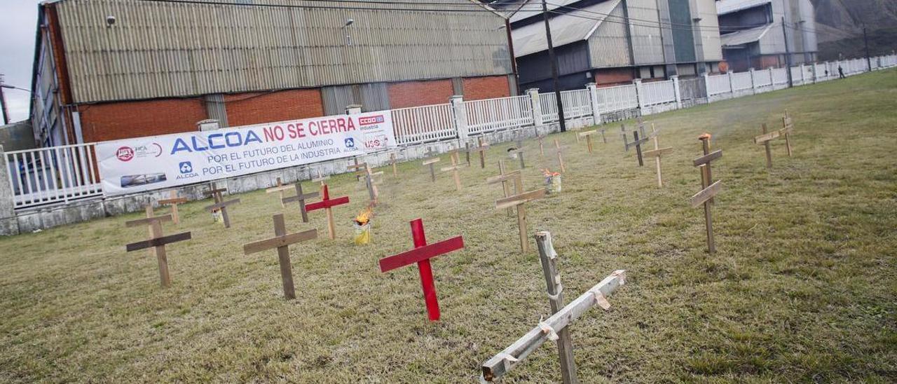 Cruces alegóricas del fin de la actividad del aluminio colocadas delante de la fábrica de San Balandrán.