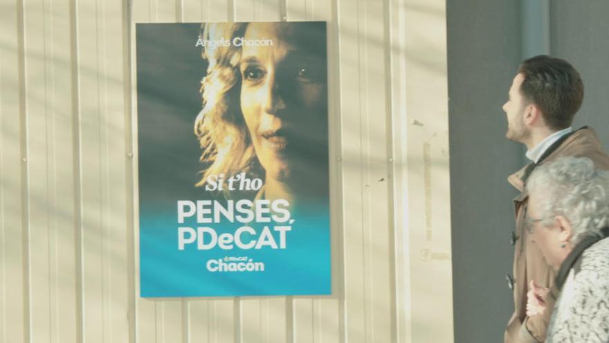 Un moment del vídeo del PDeCAT on una àvia i el seu nét passen per davant d&#039;un cartell d&#039;Àngels Chacón.