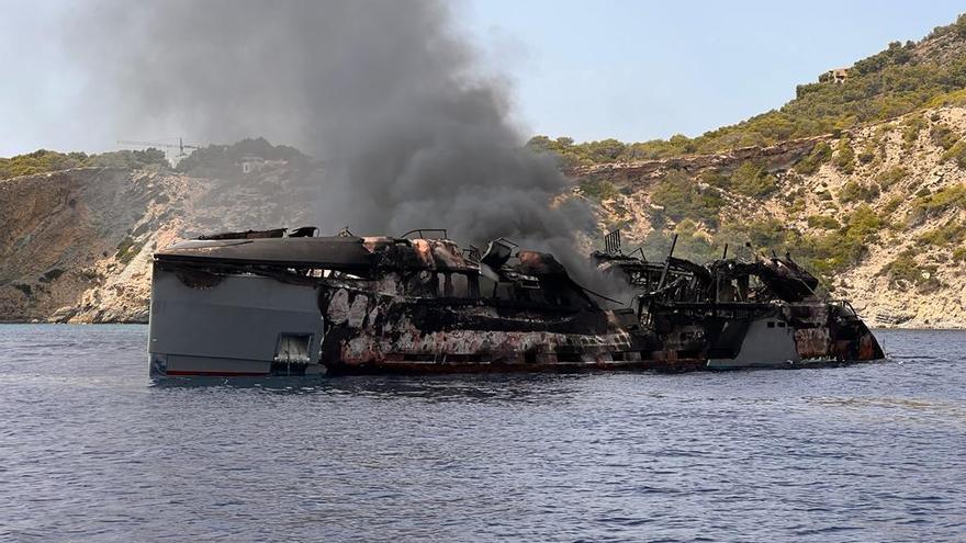 Una intensa columna de humo negro sale del megayate incendiado en Ibiza